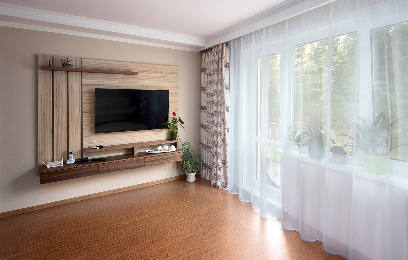 Wohnraum - leer mit Korkboden und TV an der Wand